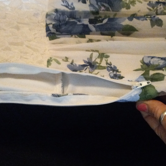 Size 9 speechless dress crisscross in the back open lace on the top - Picture 5 of 8